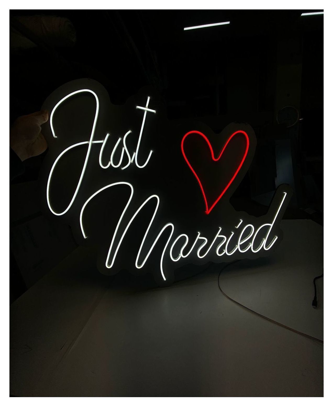 Неоновая надпись "Just married"