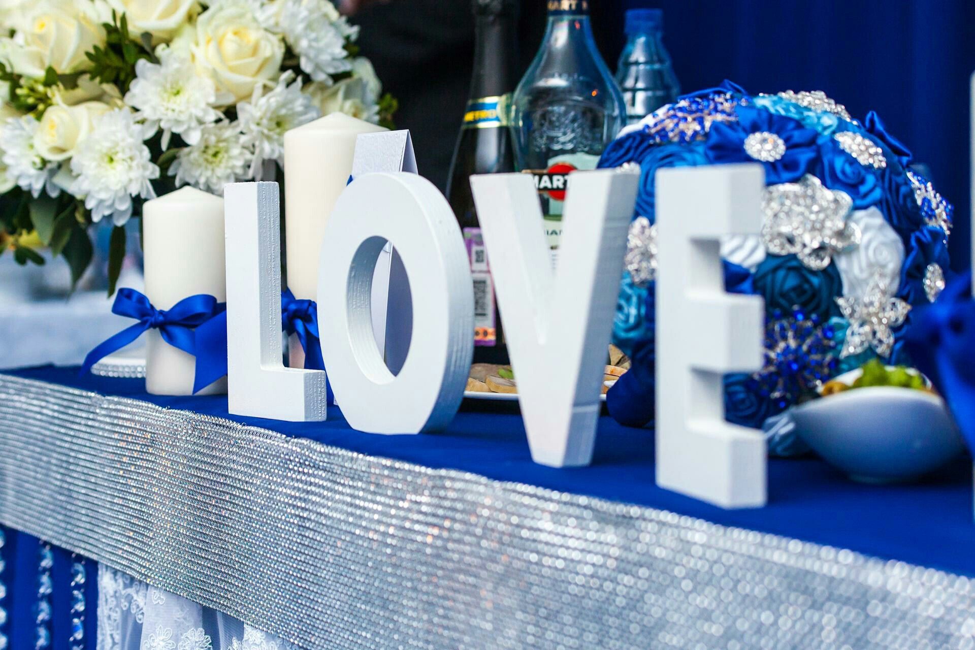 Надпись «LOVE»
