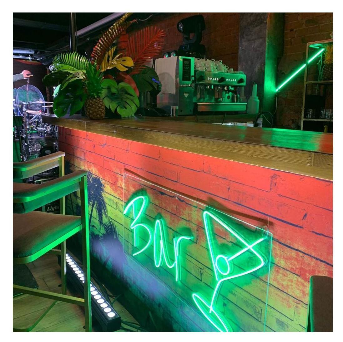 Неоновая надпись "Bar"