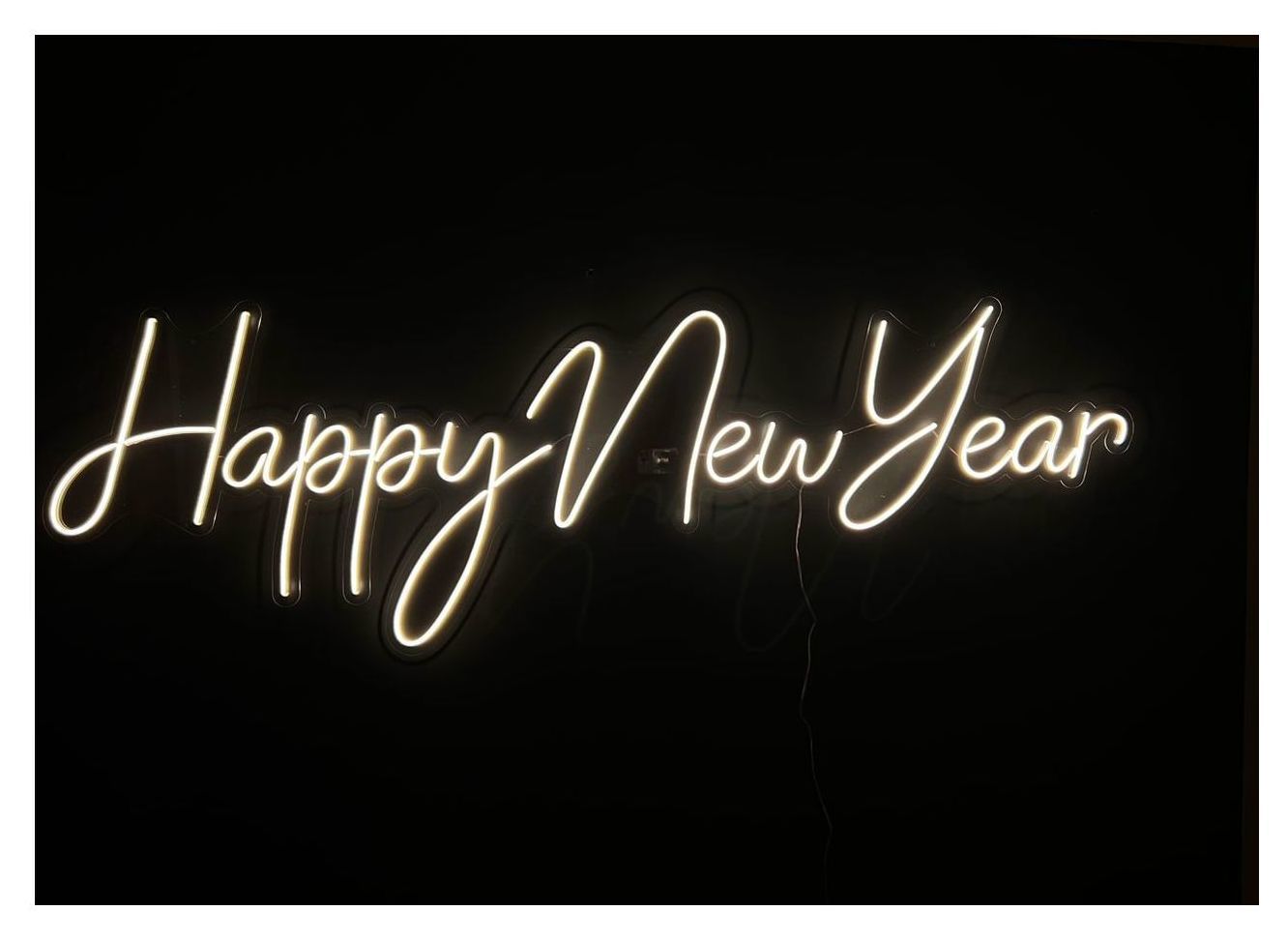 Неоновая вывеска Happy New Year.