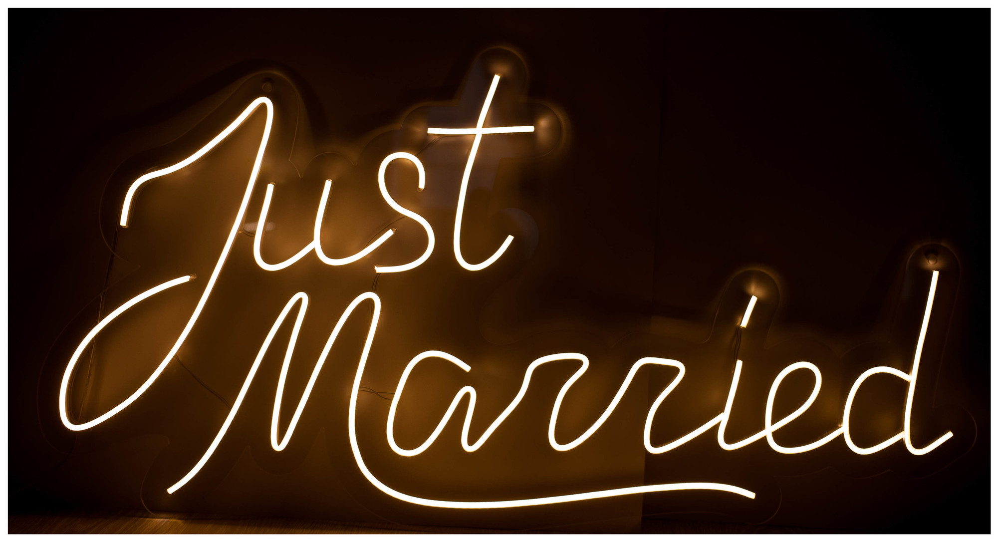 Неонова я вывеска "Just Married"