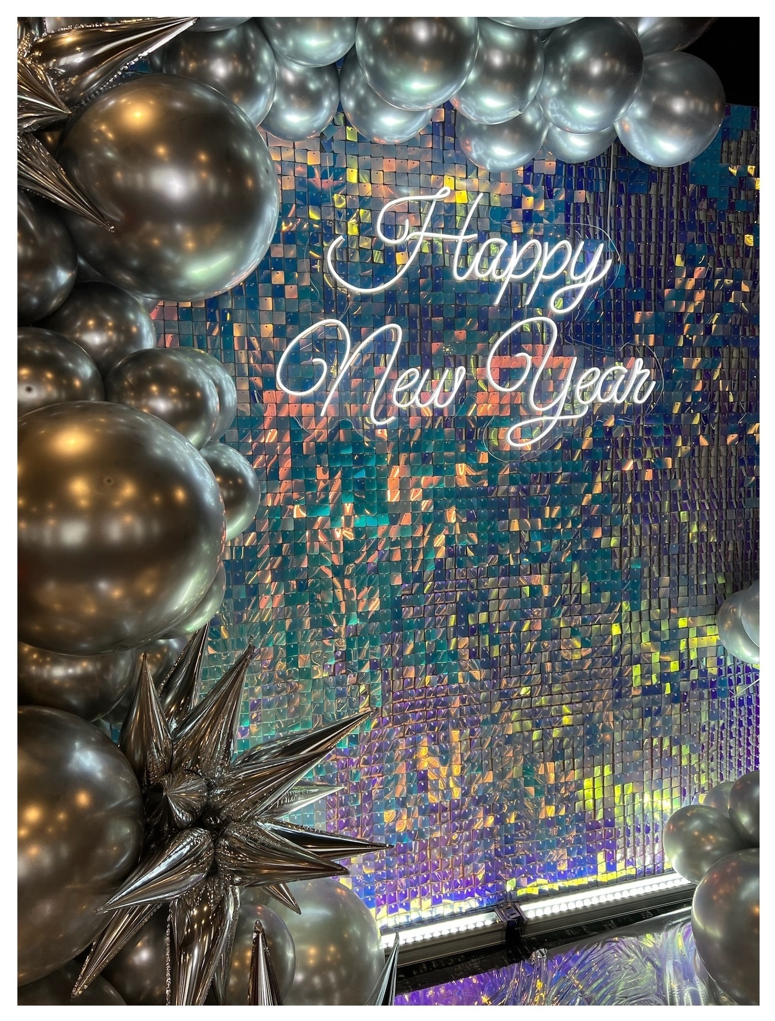 Неоновая вывеска "Happy New Year"