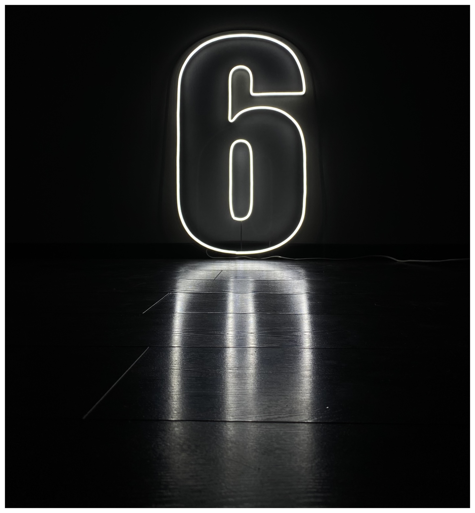 Неоновая цифра "6"
