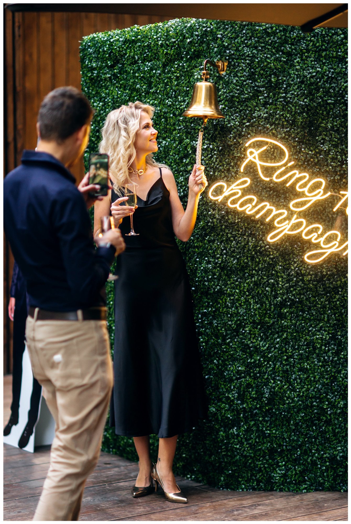 Неон "Ring for champagne"