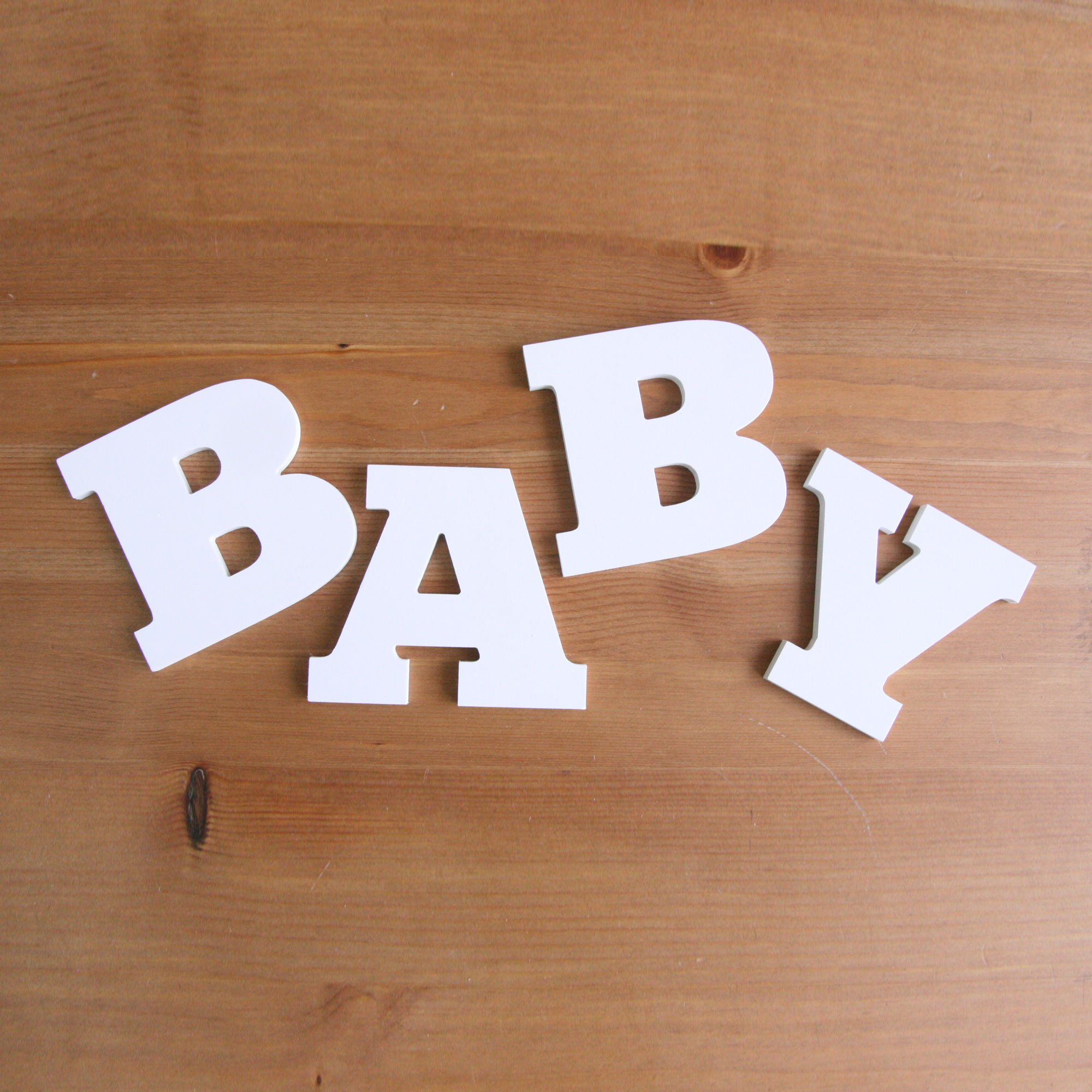Надпись «BABY» белая, отдельные буквы