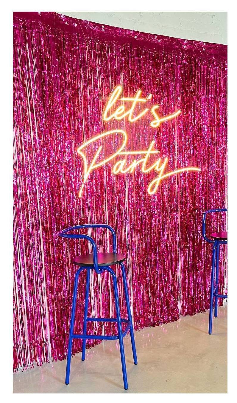 Неоновая вывеска "Let's party"