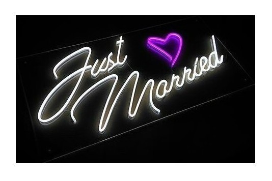 Неоновая надпись "Just married"