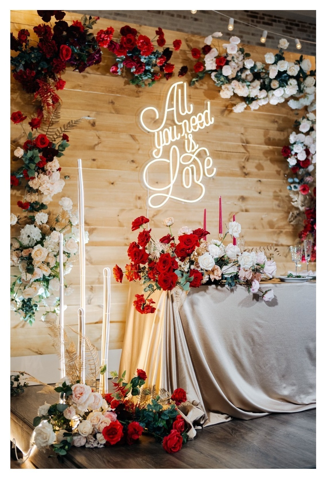 Неоновая надпись "All you need is love"