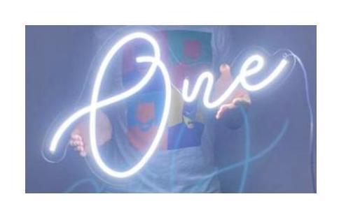 Неоновая надпись "One"