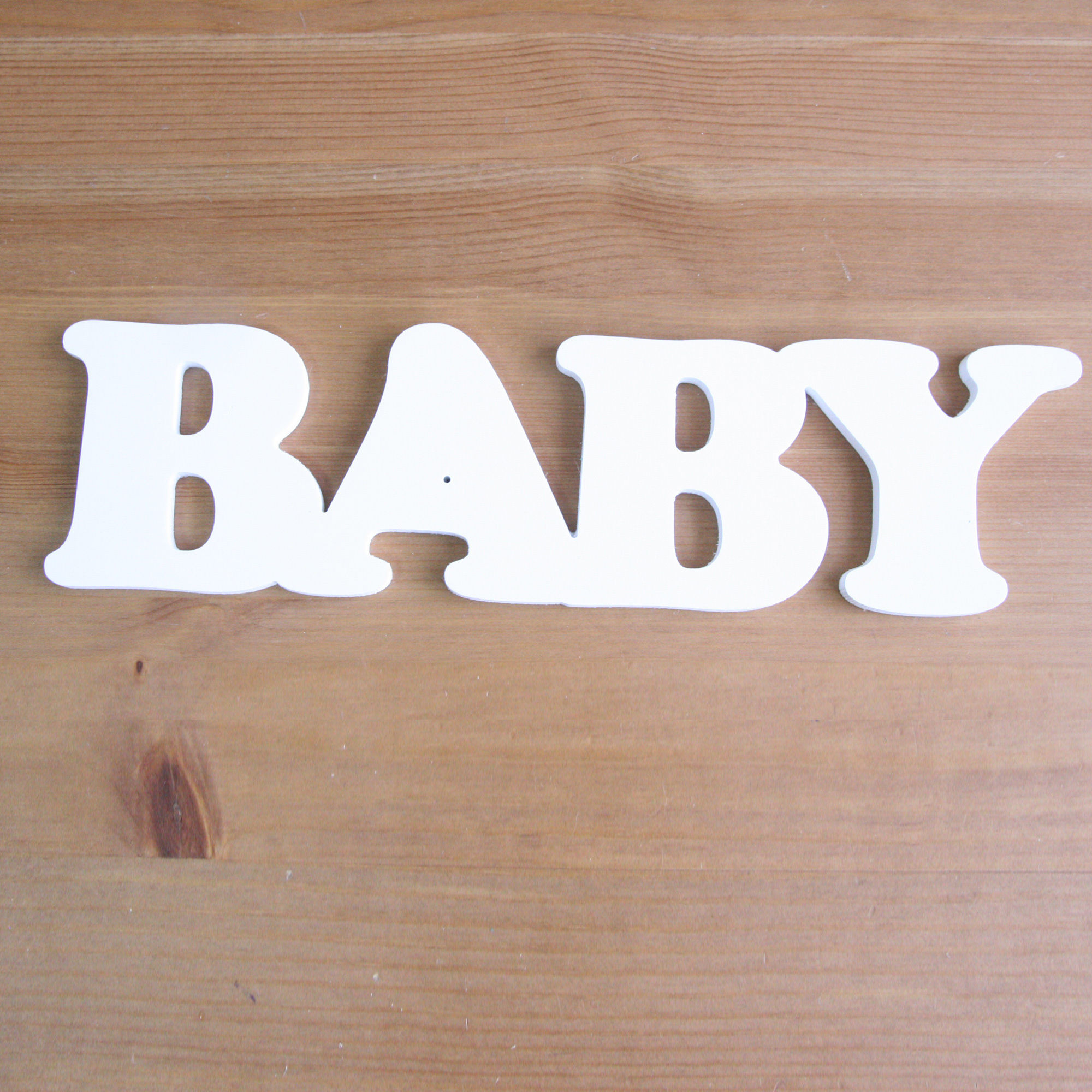Надпись «BABY» белая