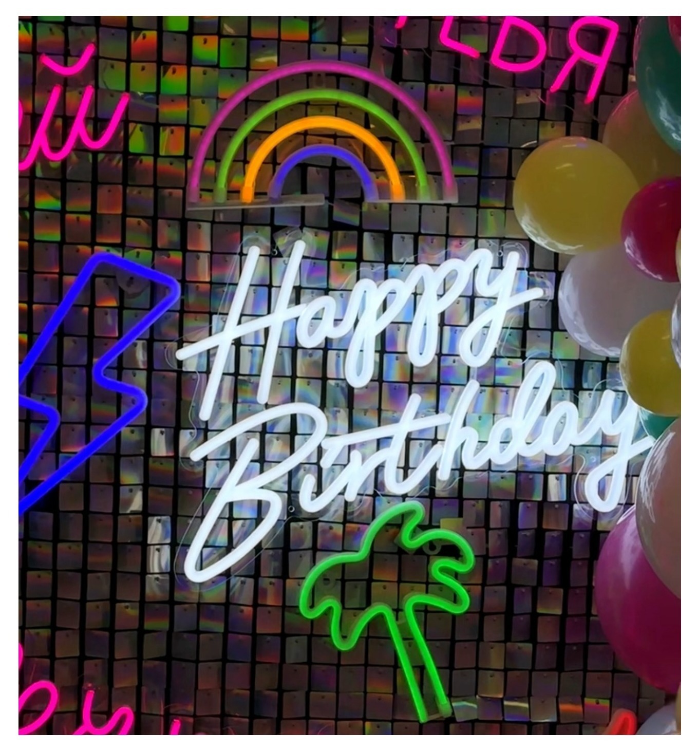 Неоновая вывеска "Happy Birthday