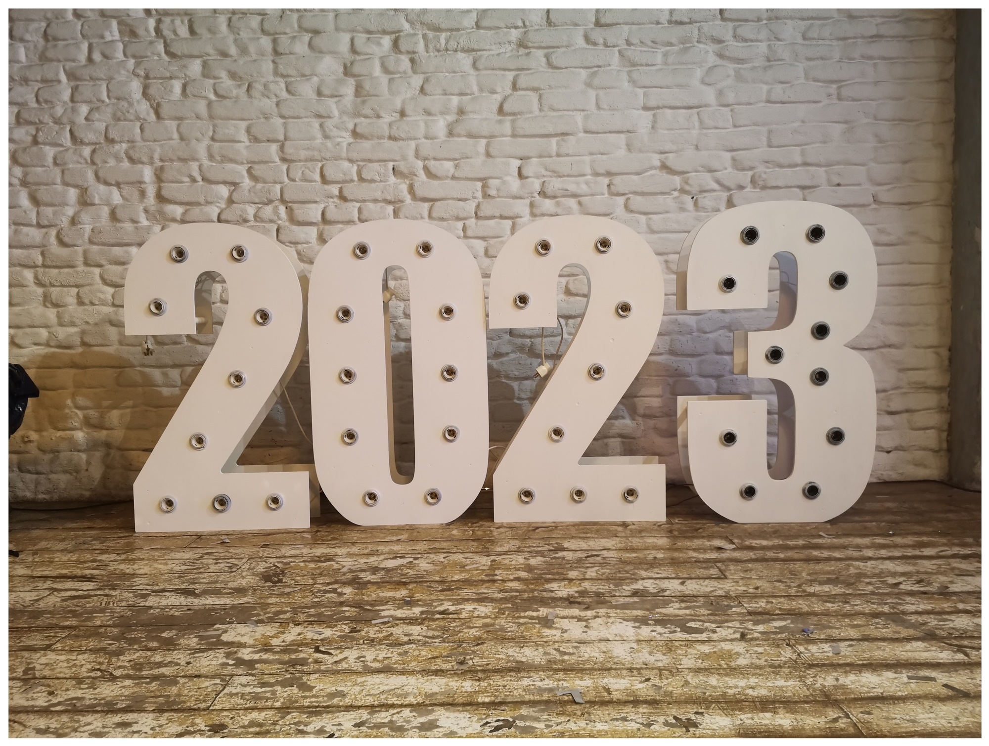 Цифры 2026 с лампами белые