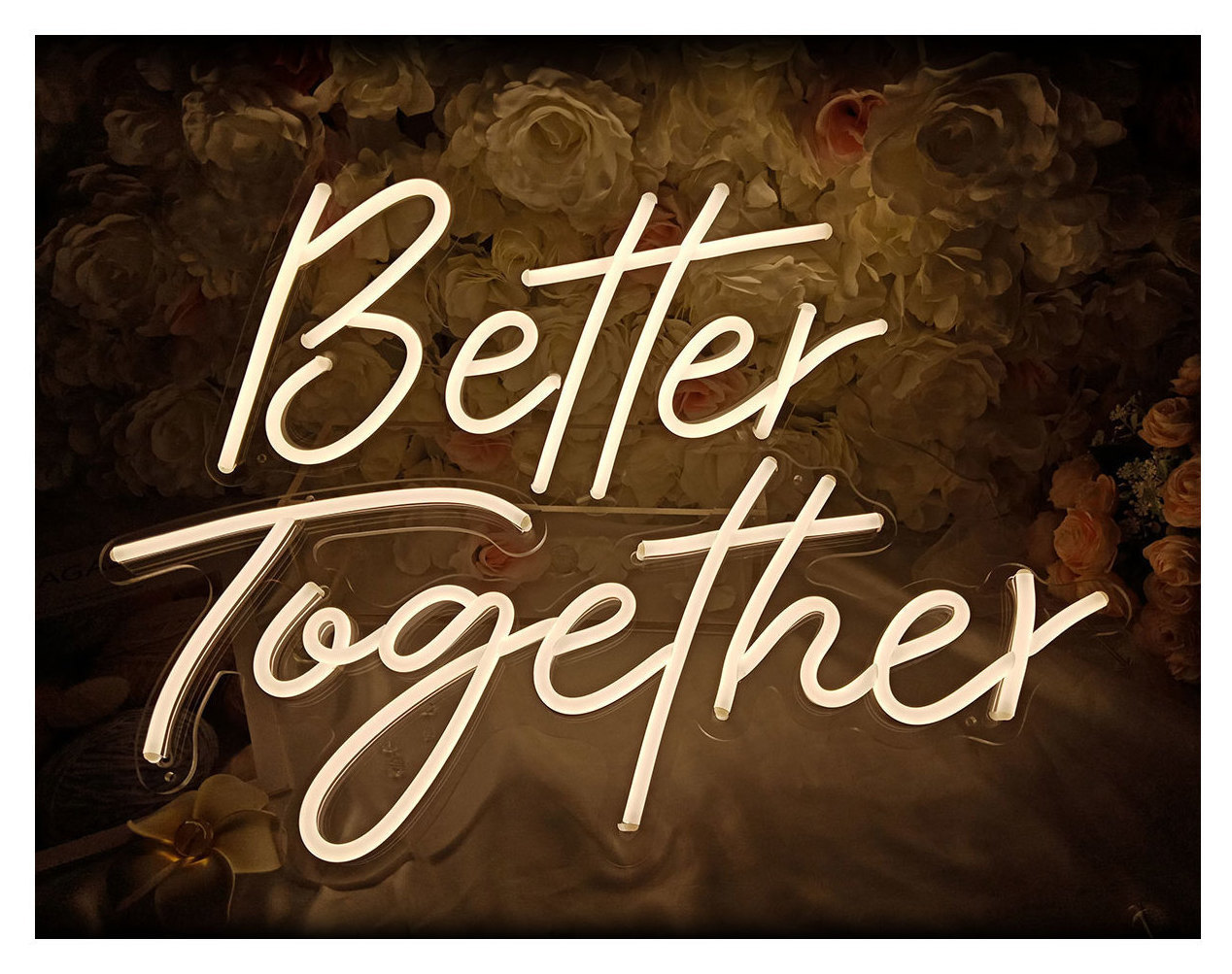 Неоновая надпись "Better together"
