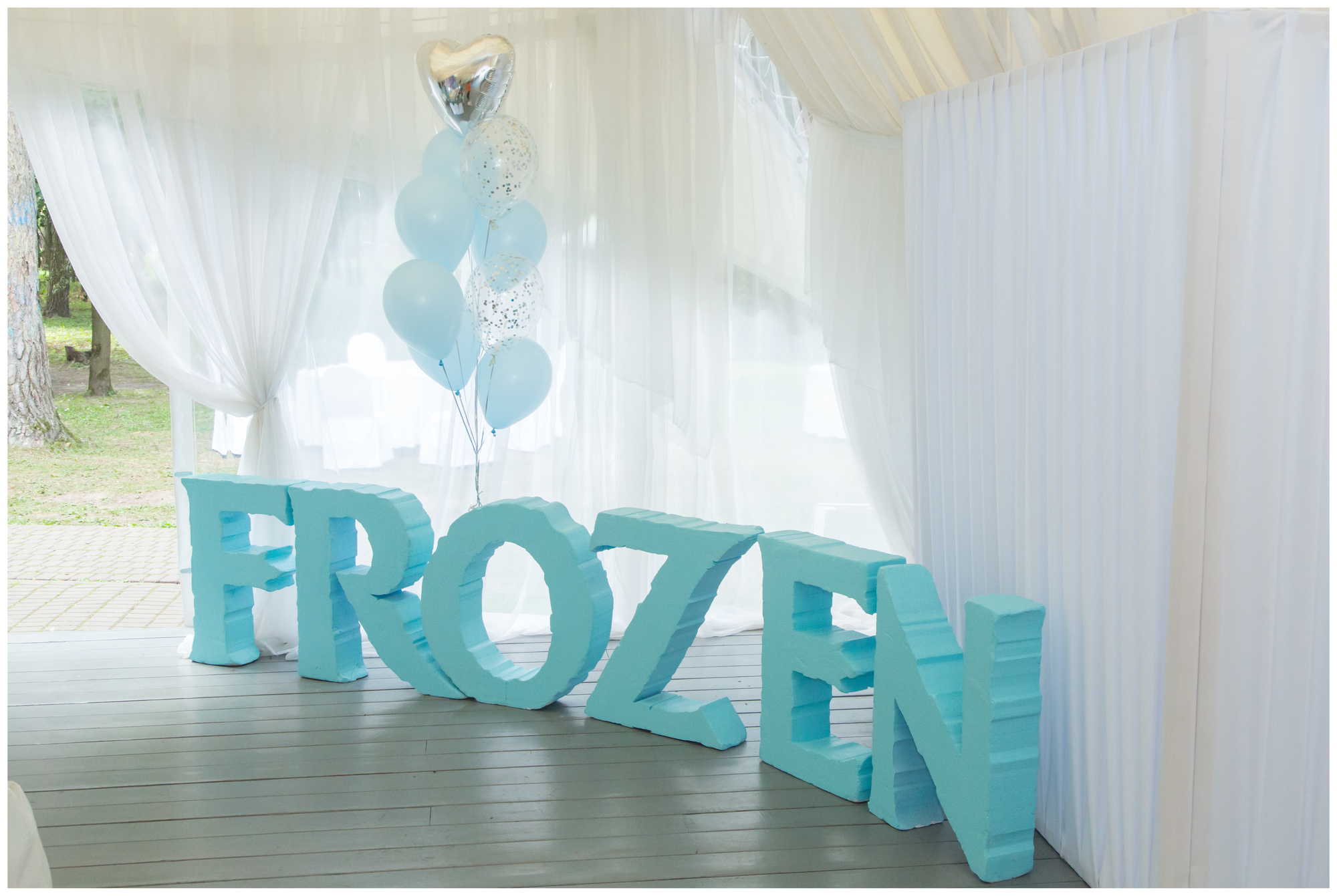 Надпись "Frozen"