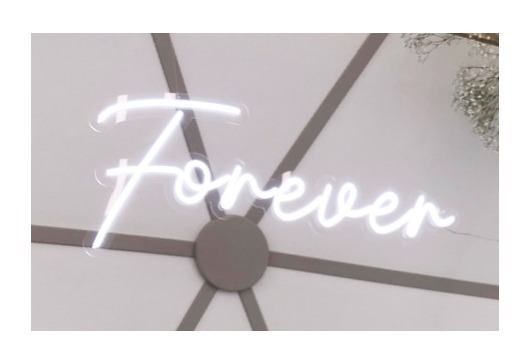 Неоновая надпись "Forever"