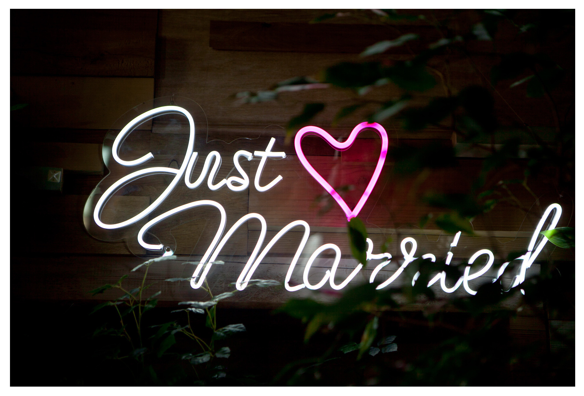 Неоновая надпись "Just married"