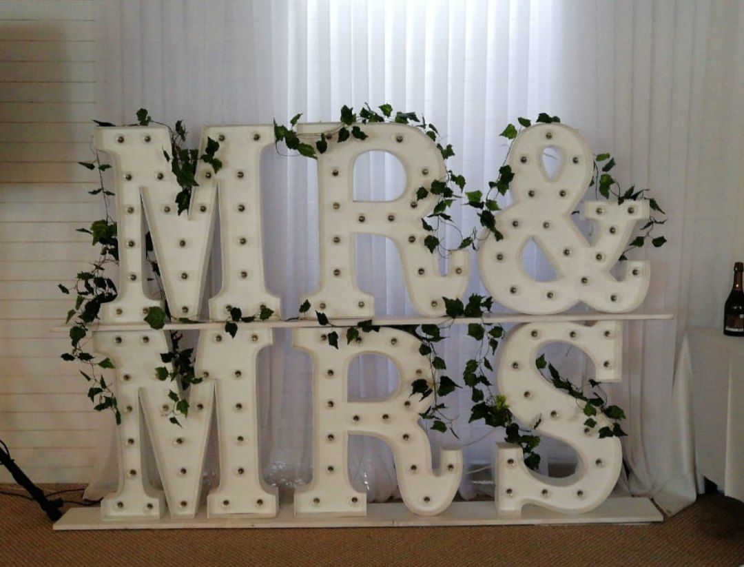 Набор световых букв "mr&mrs"