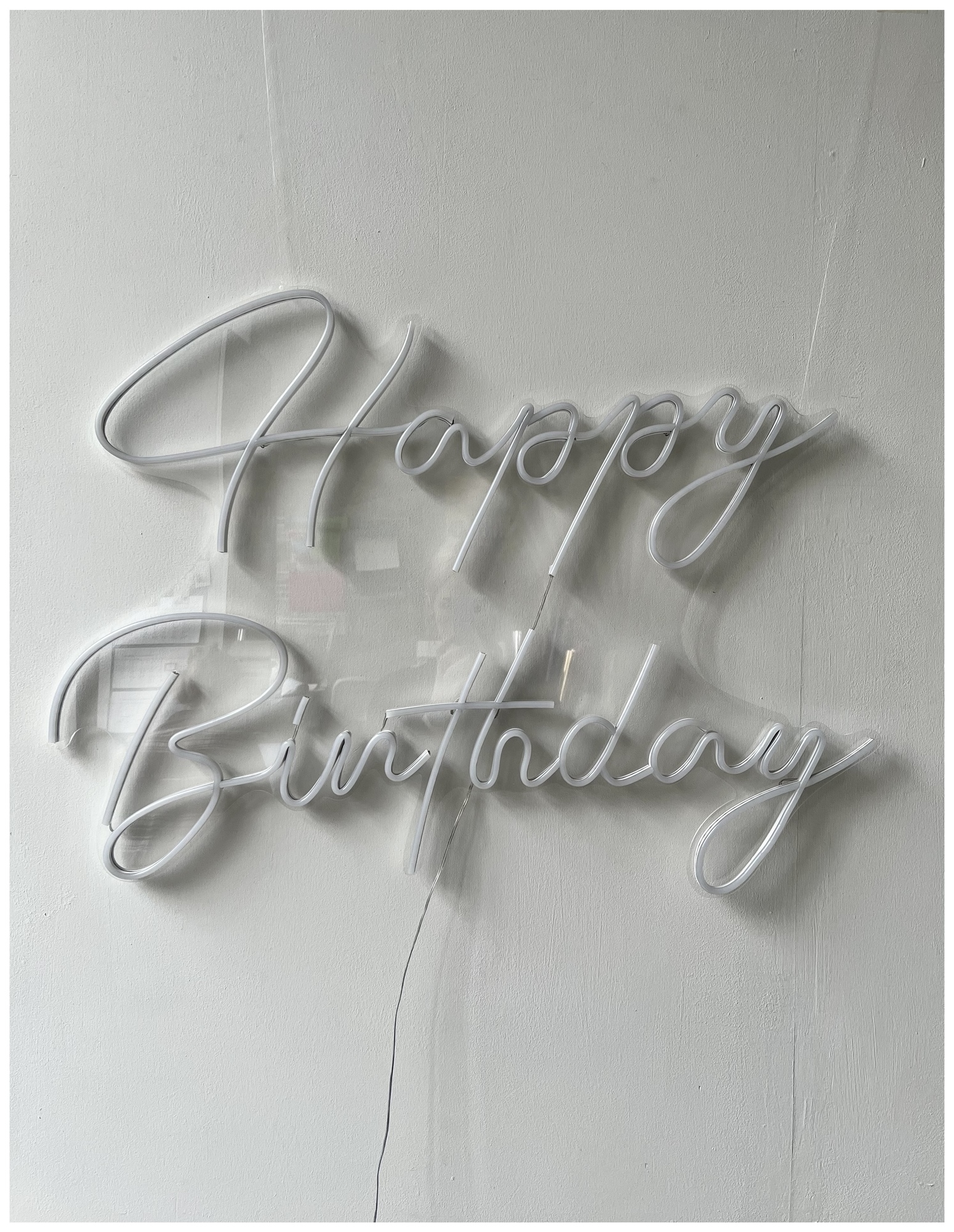 Неоновая вывеска "Happy Birthday"