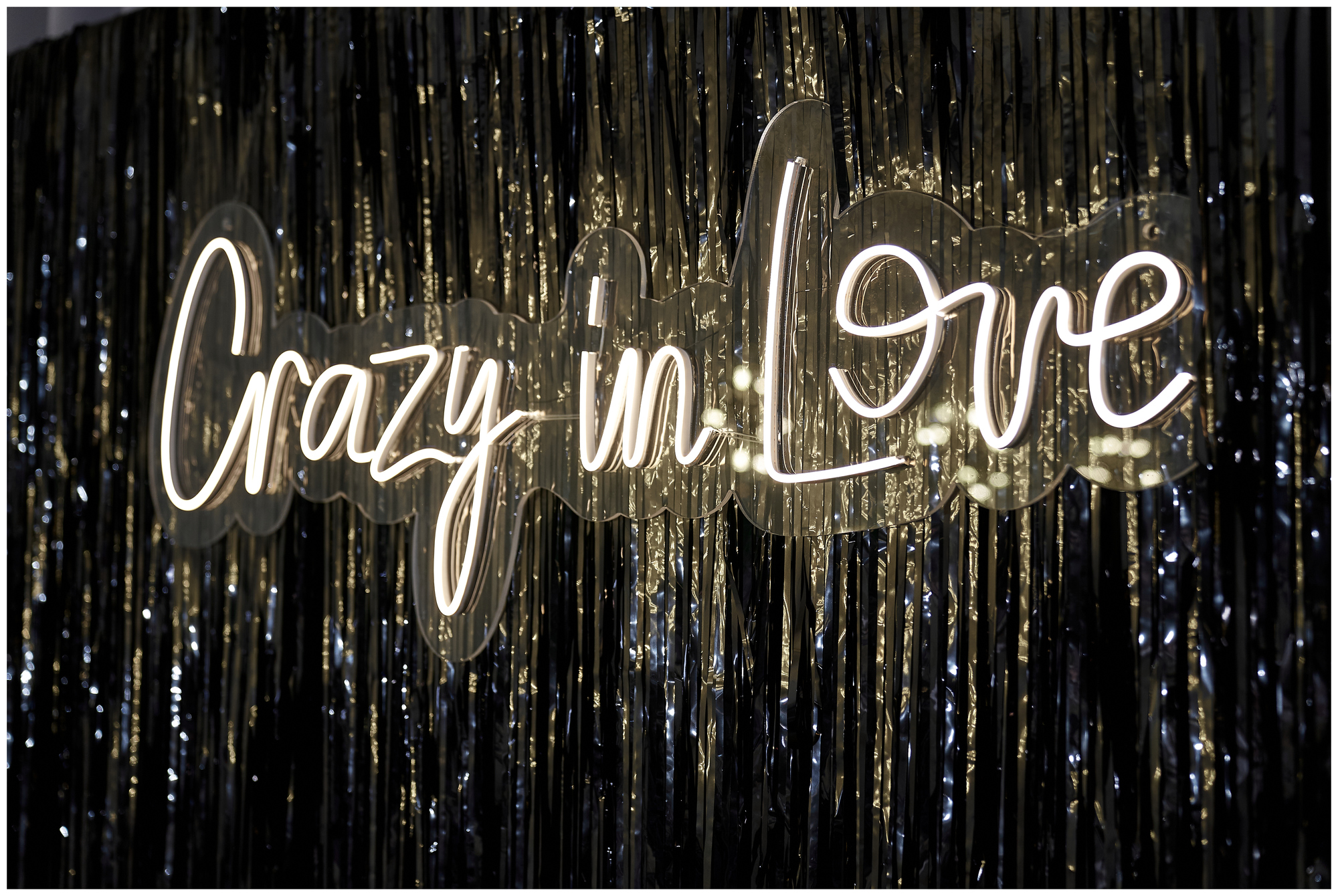 Неоновая вывеска "Crazy in love"