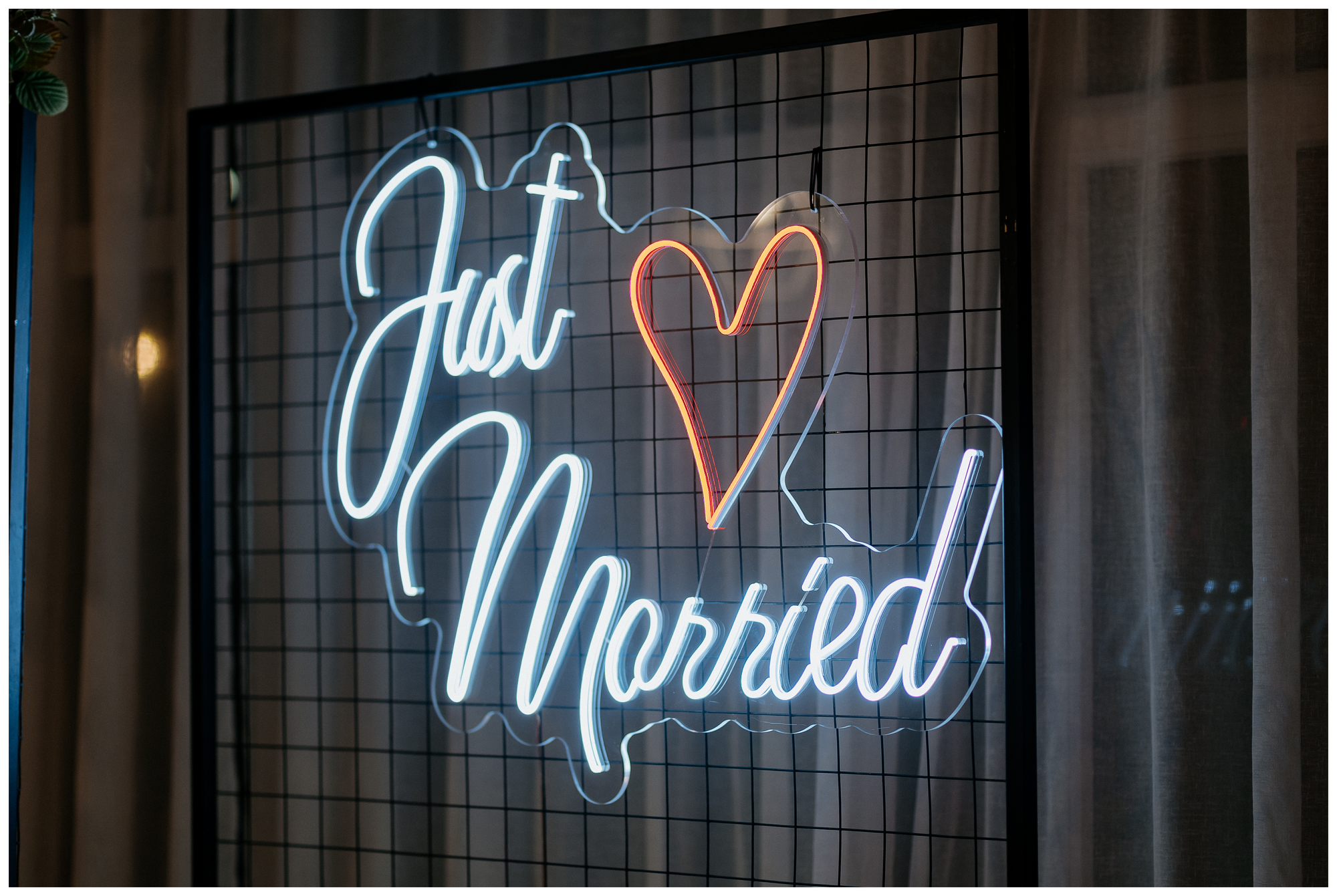Неоновая надпись "Just married"