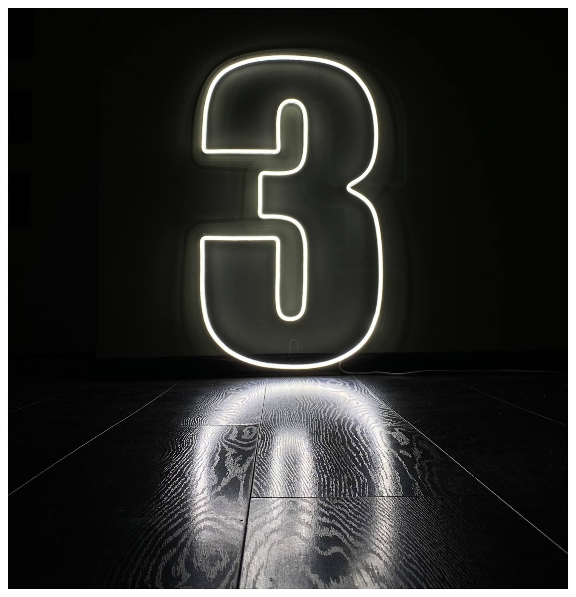 Неоновая цифра "3"