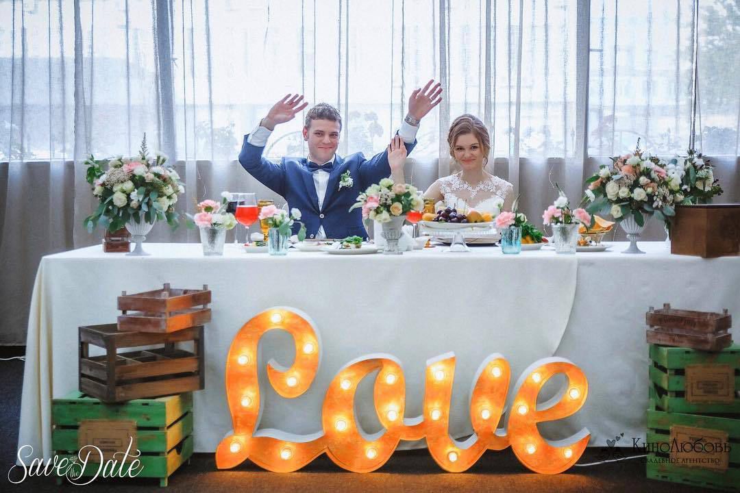 Надпись "Love" с лампочками