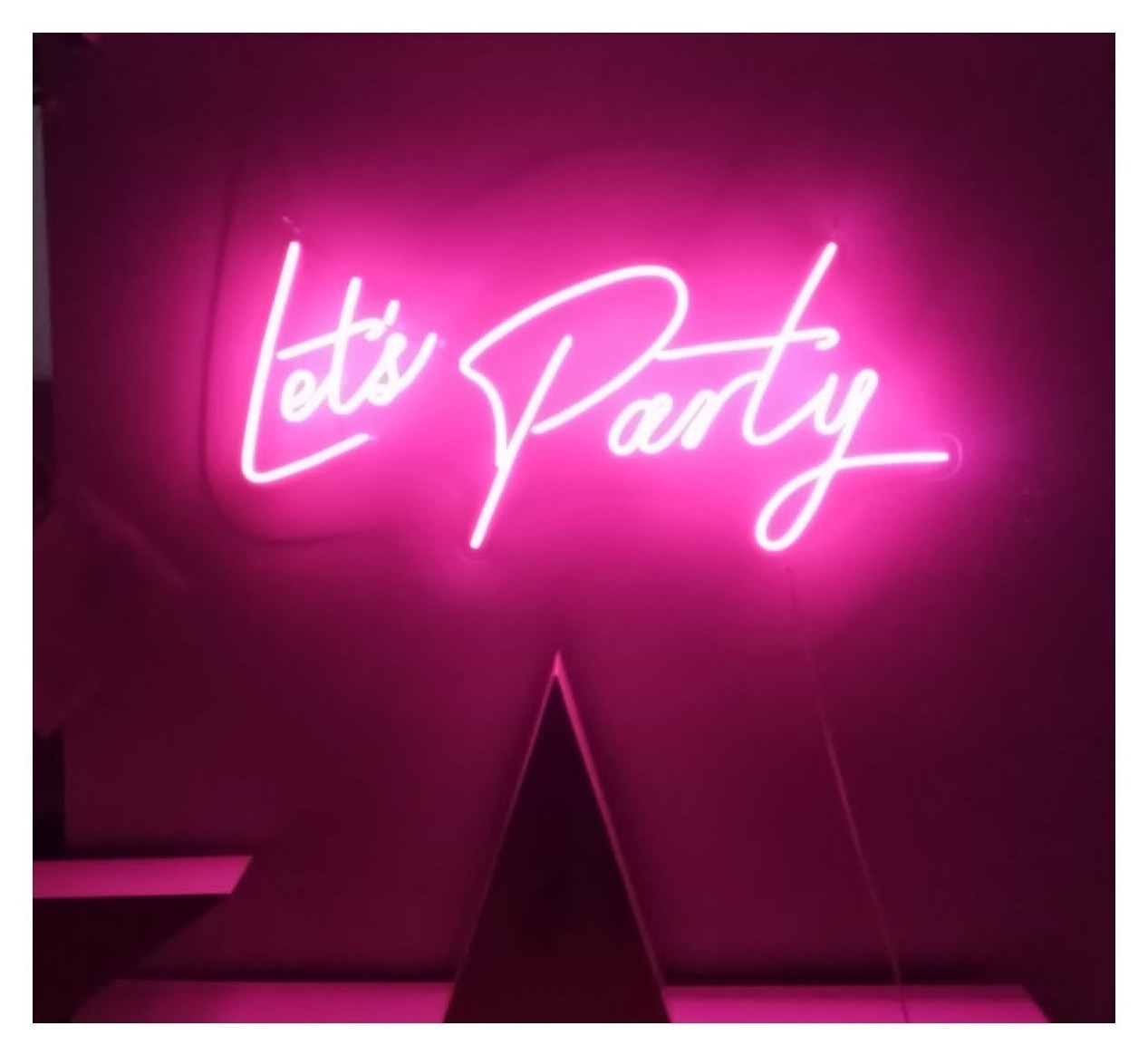 Надпись неоновая "Let's Party"