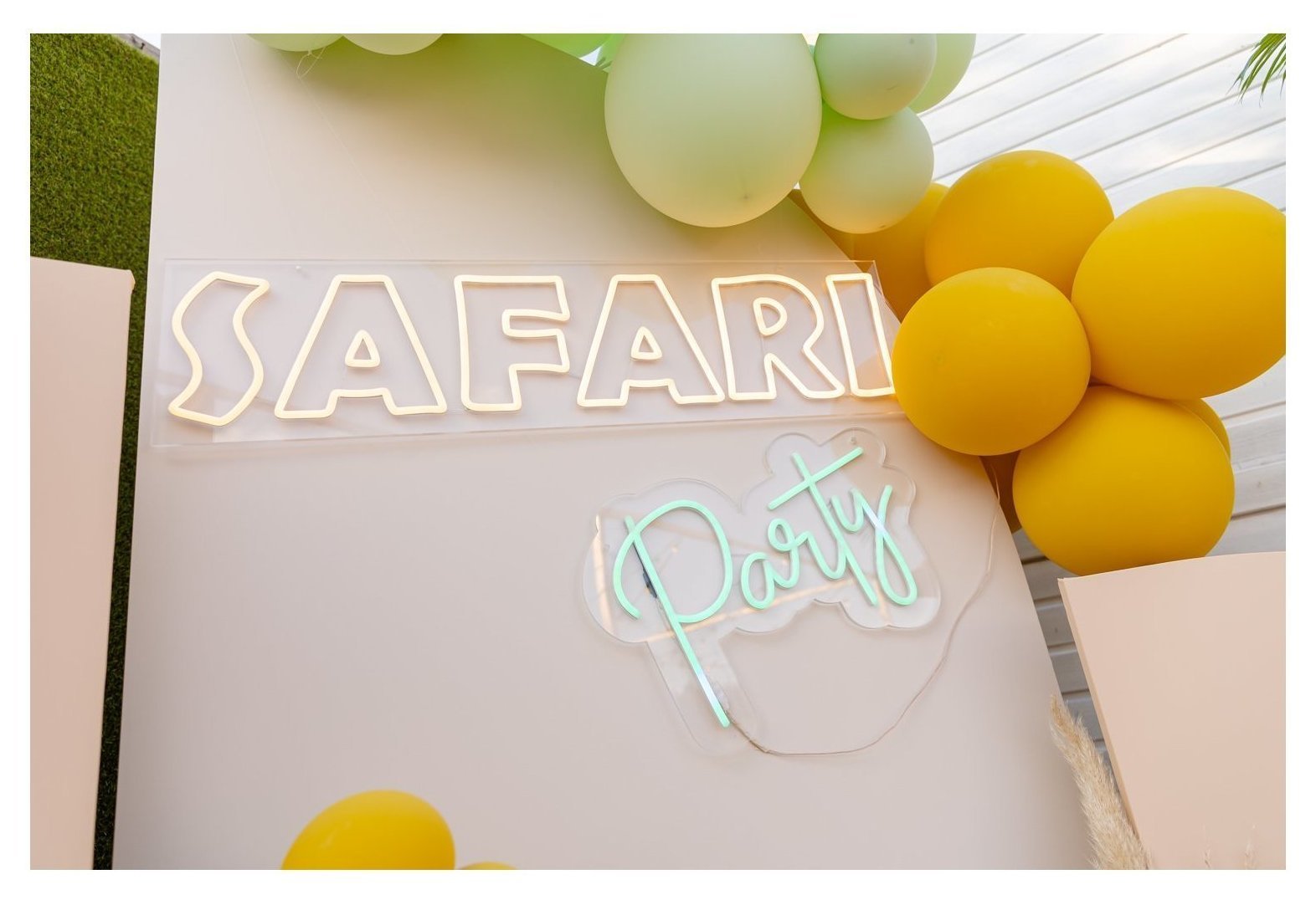 Неоновая вывеска Safari