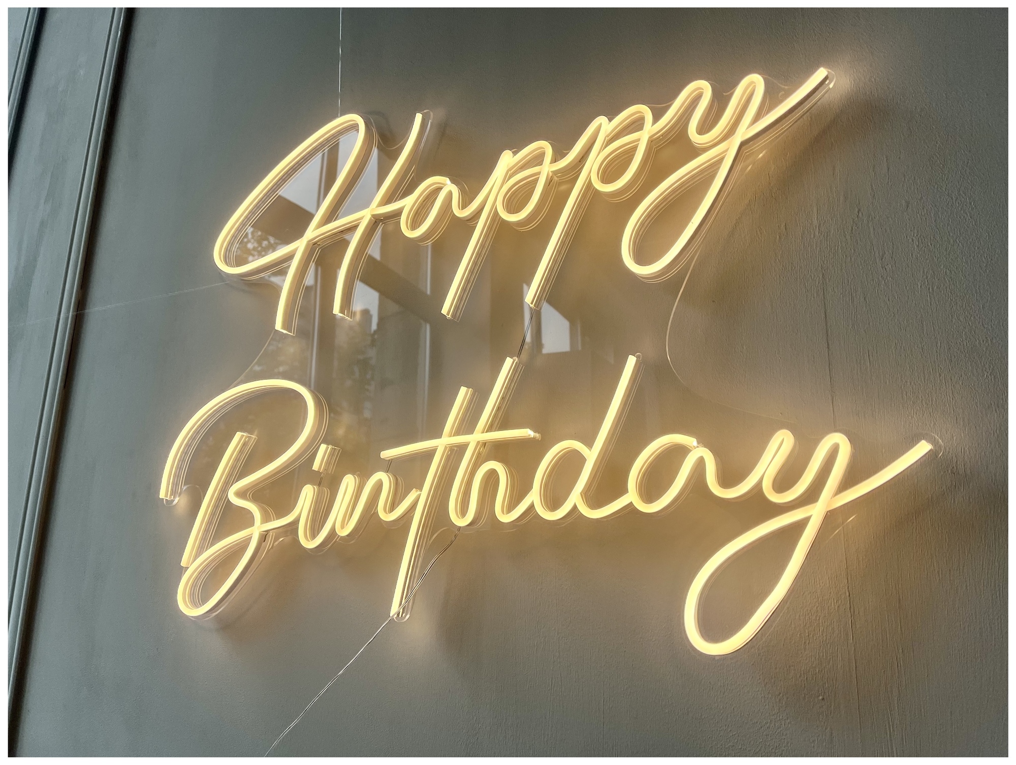 Неоновая вывеска "Happy Birthday"