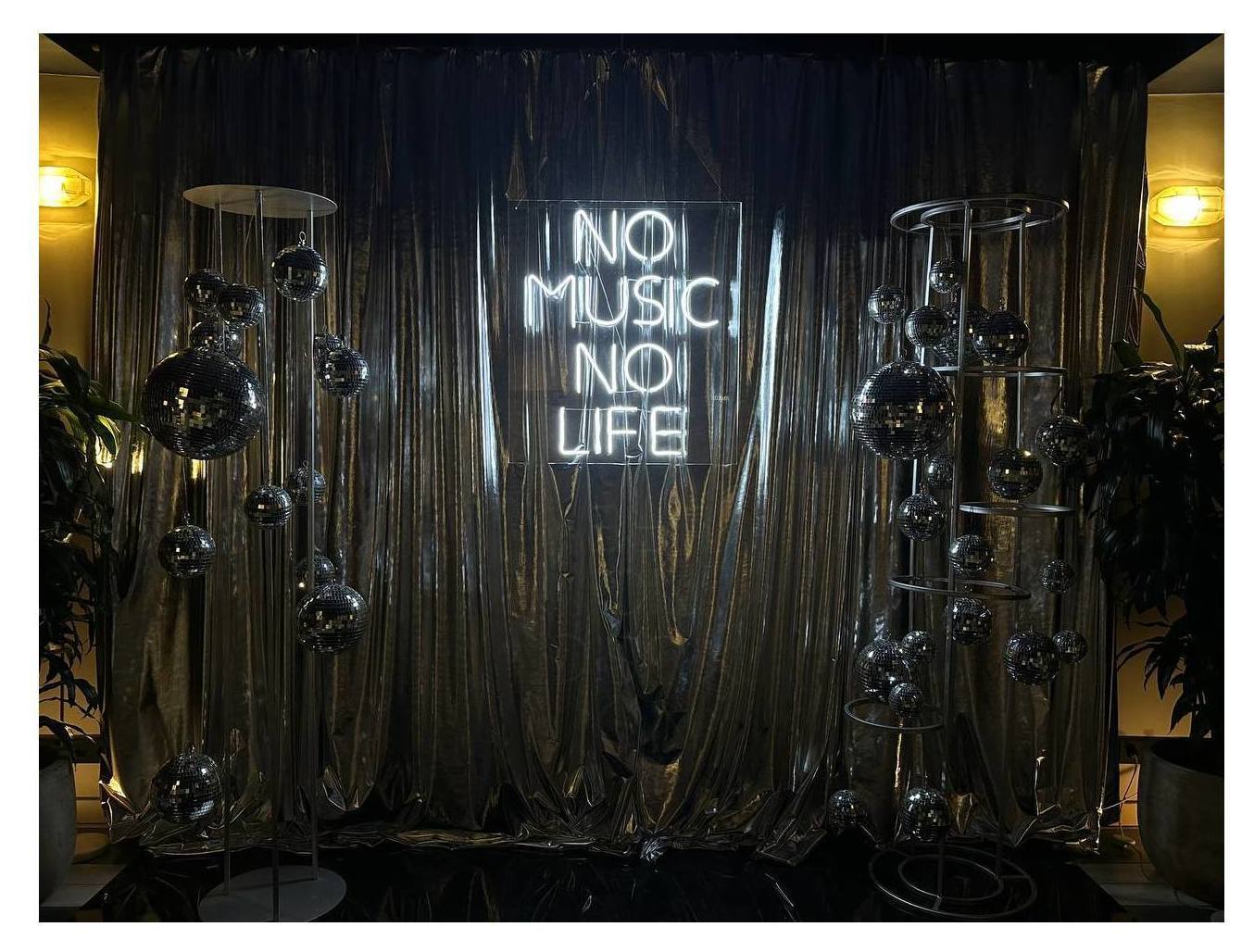 Неоновая вывеска "No music no life"