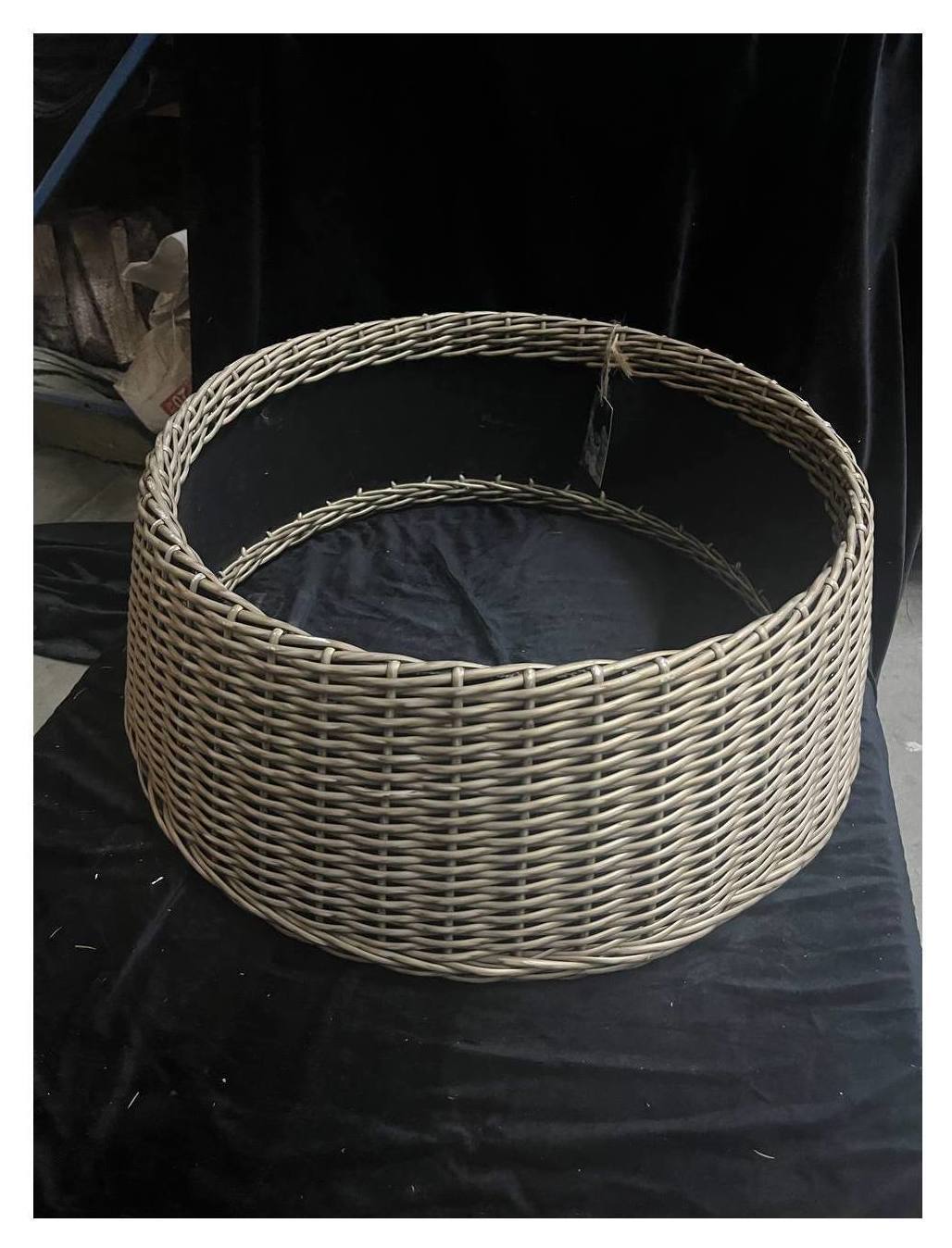 Кашпо напольное из Ротанга