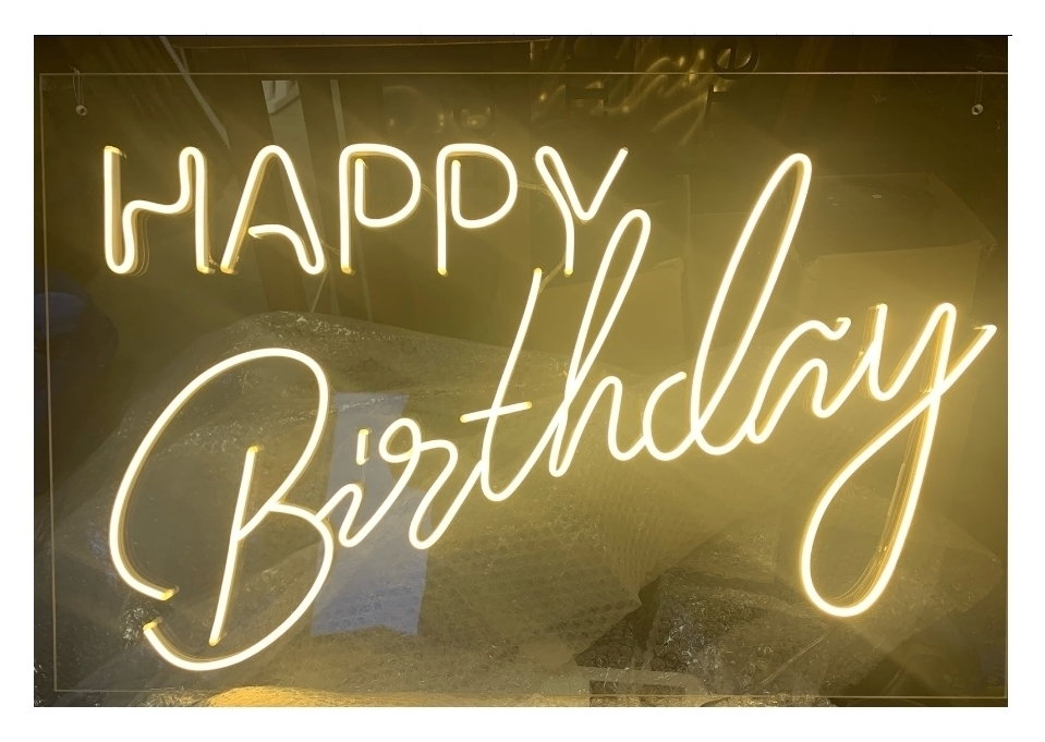 Неоновая вывеска "Happy Birthday"