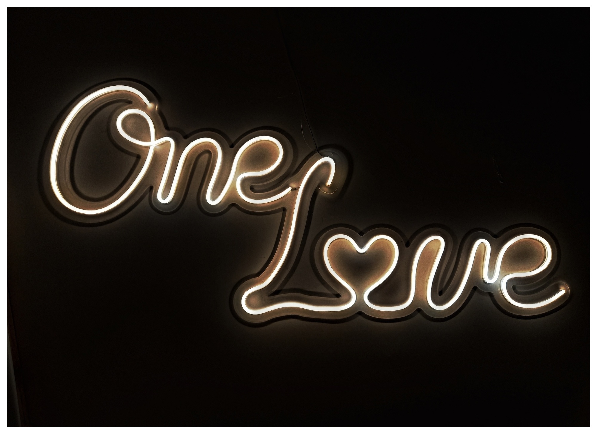 Вывеска неоновая «One Love» ТЁПЛАЯ