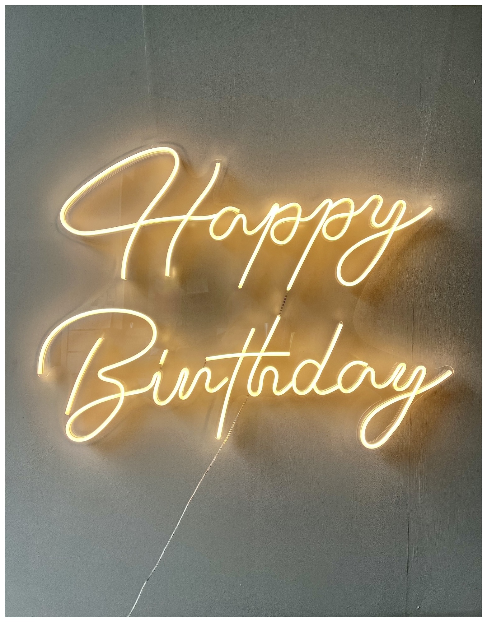 Неоновая вывеска "Happy Birthday"