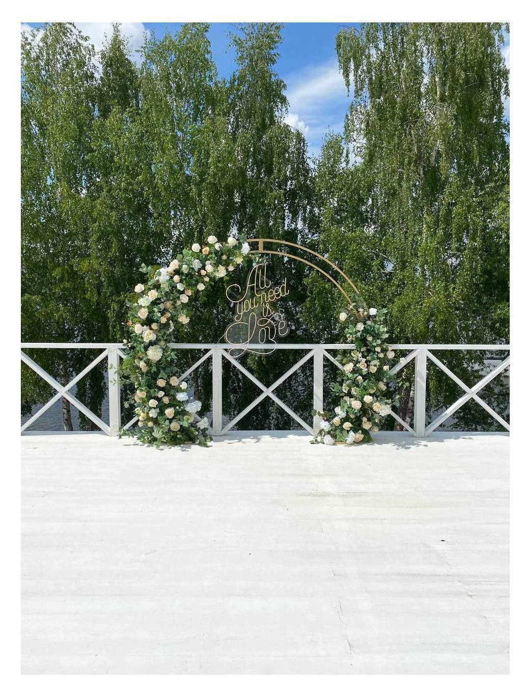Неоновая надпись про любовь
