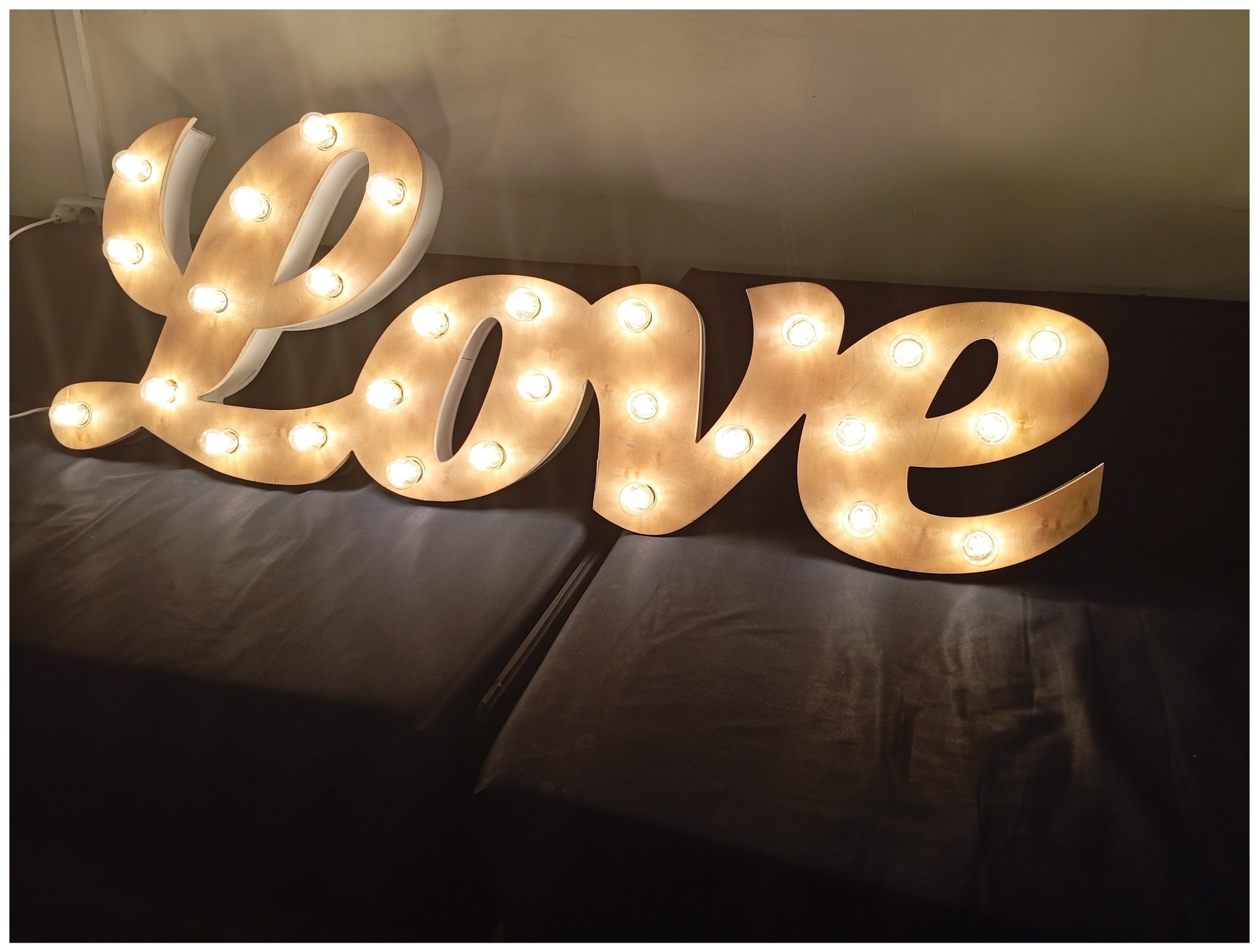 Световая надпись "LOVE"