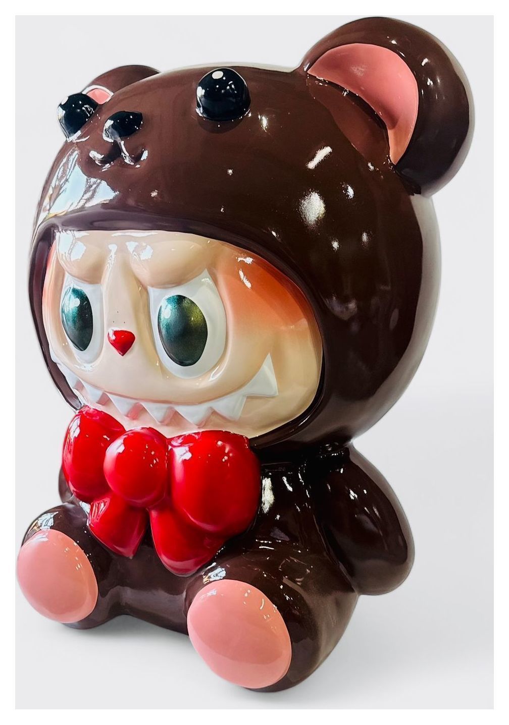 Фигура Лабубу в костюме мишки