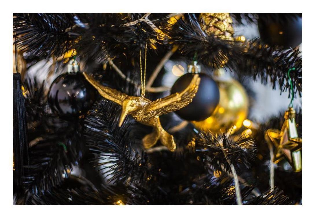 Новогодняя ёлка с оформлением "Black & Gold"