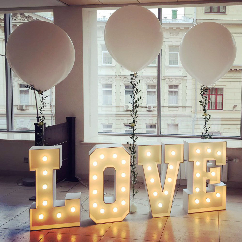Буквы «LOVE» с лампочками