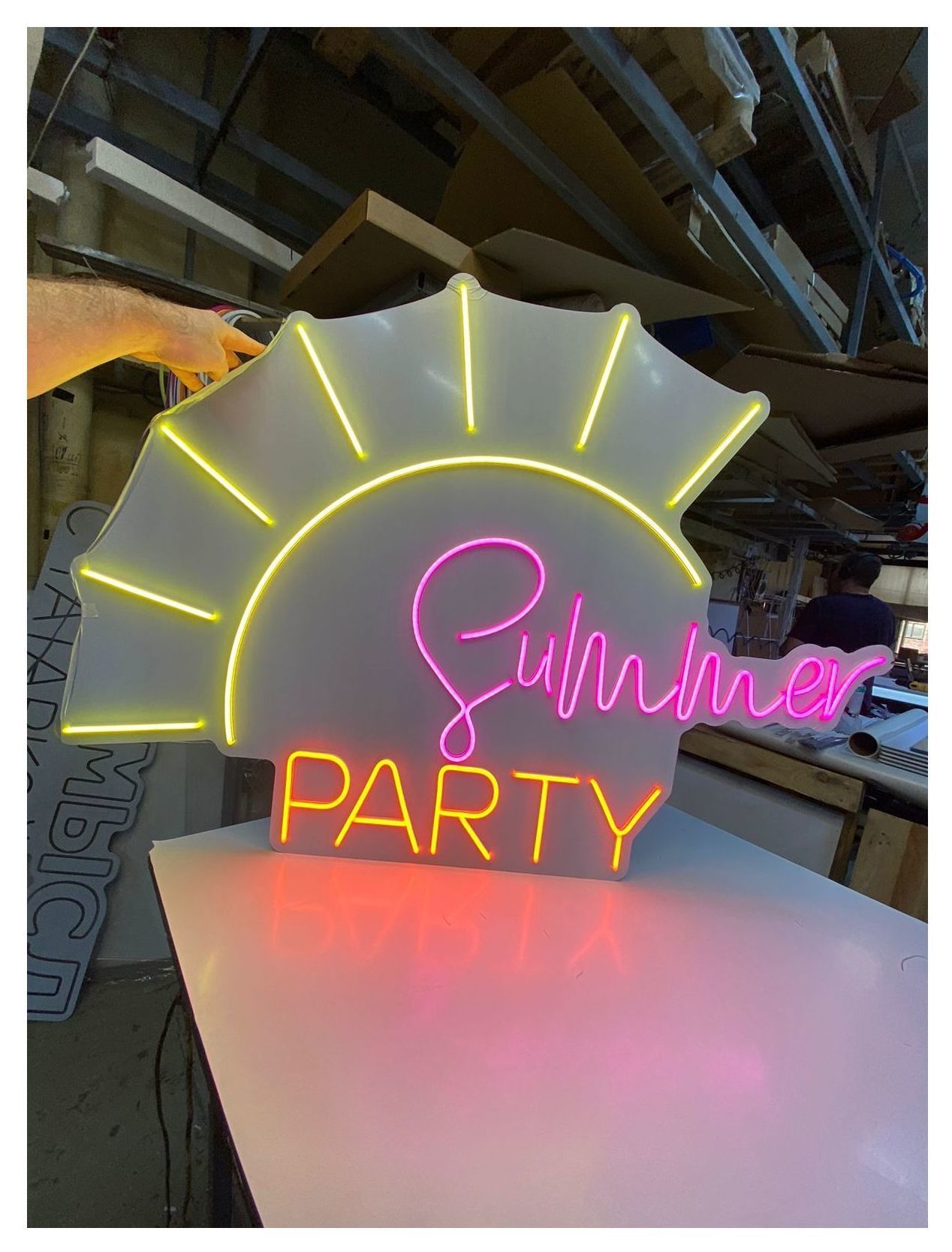 Неоновая надпись "Summer Party"
