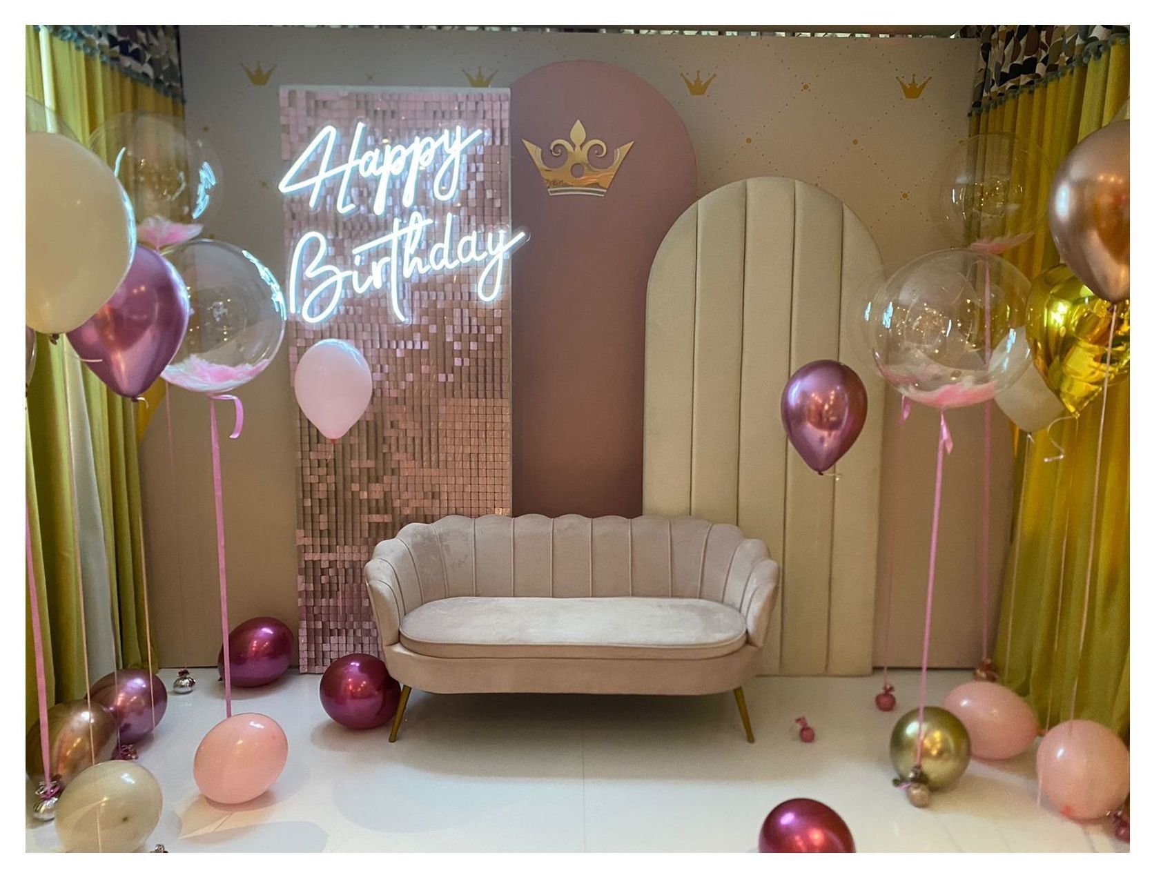 Неоновая вывеска "Happy Birthday"