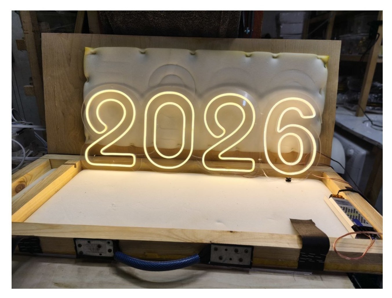 Цифры неоновые 2026