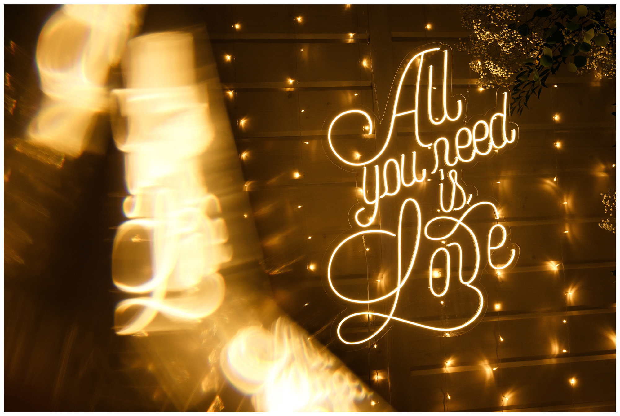 Неоновая надпись "All you need is love"