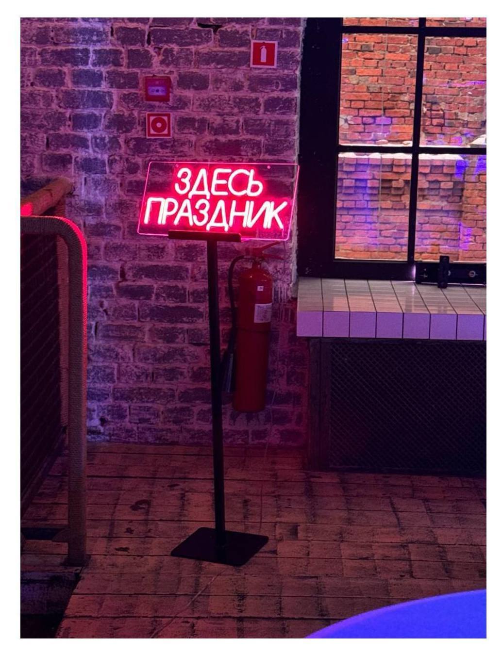 Стойка под вывески, стенды, зеркала