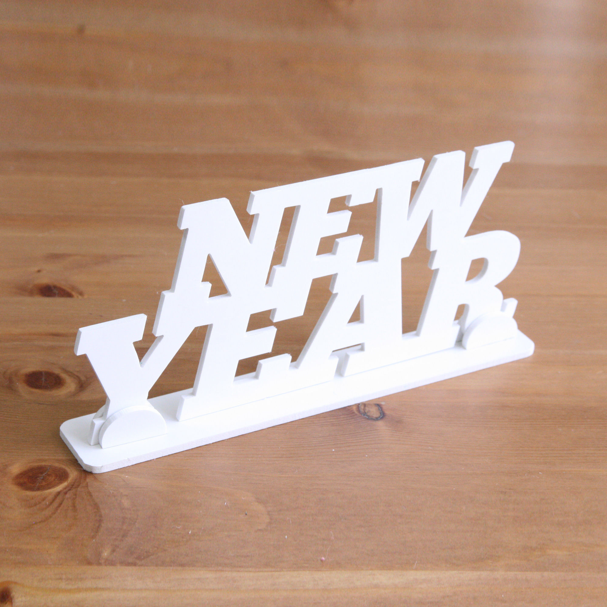 Надпись «NEW YEAR» на подставке