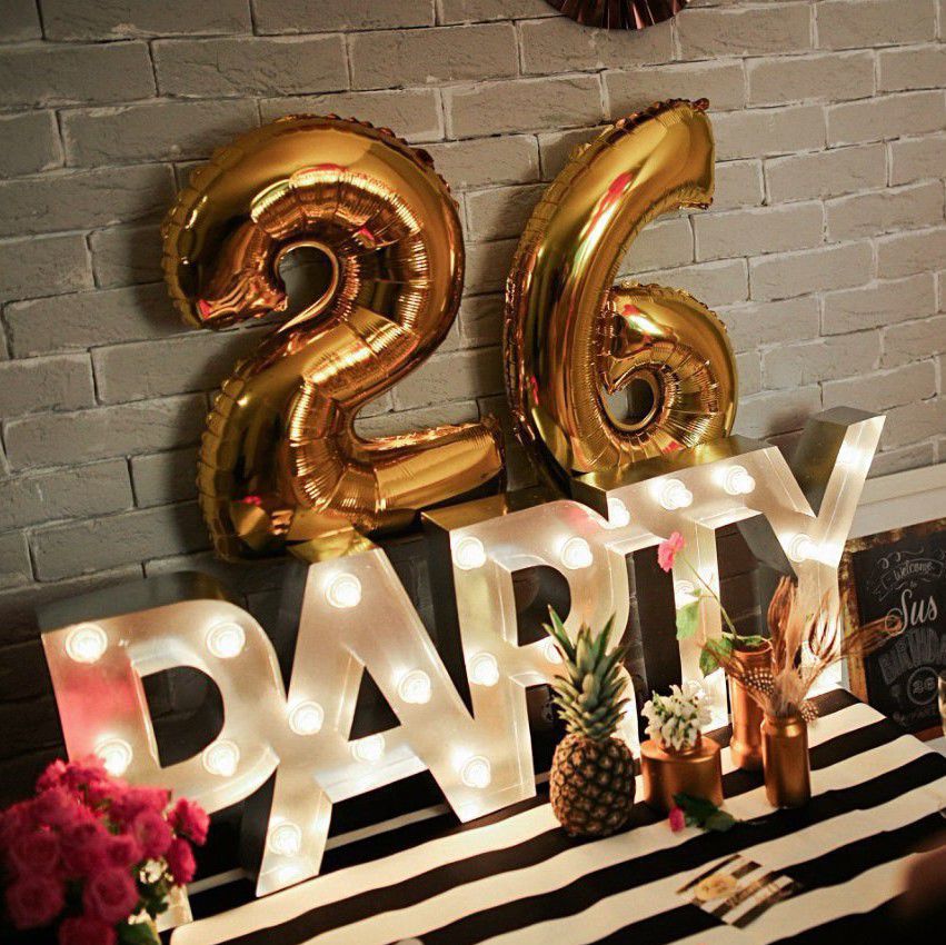 Надпись "PARTY" с лампочками