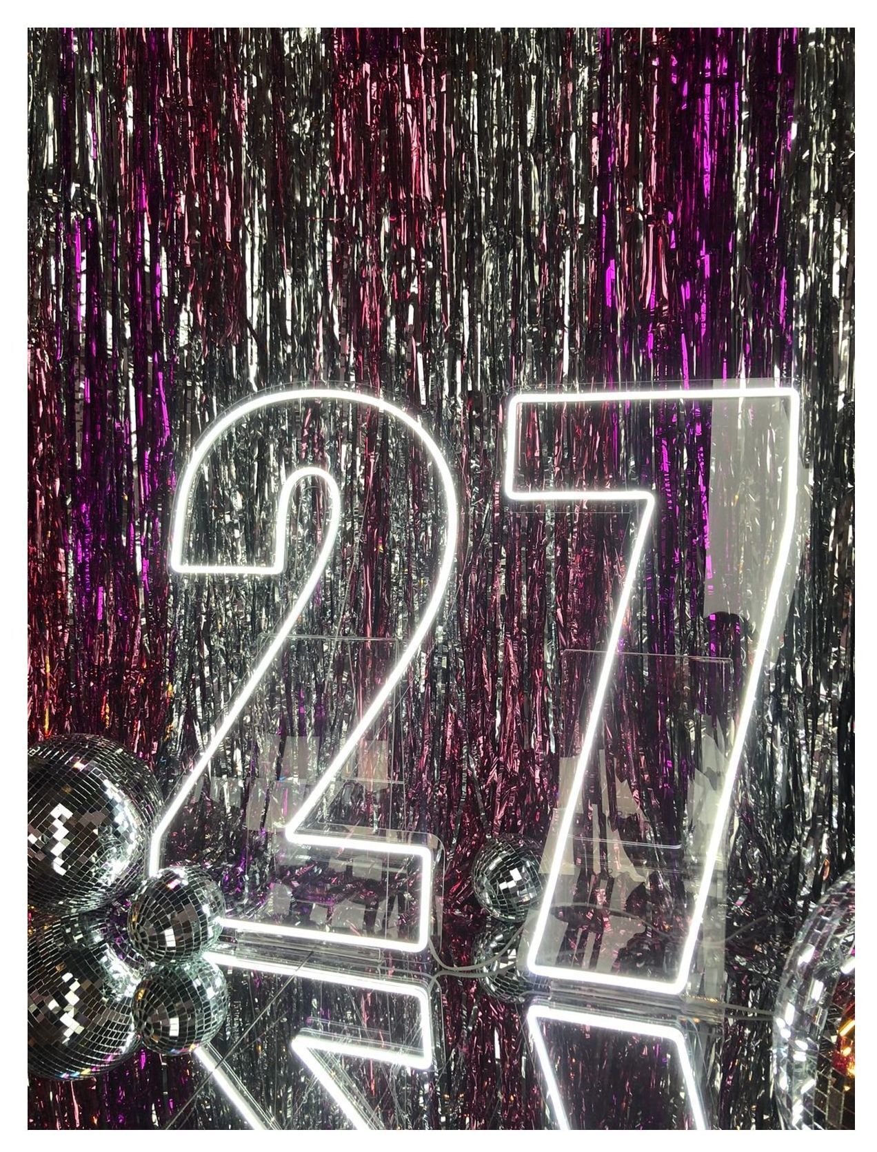Неоновая цифра "2"