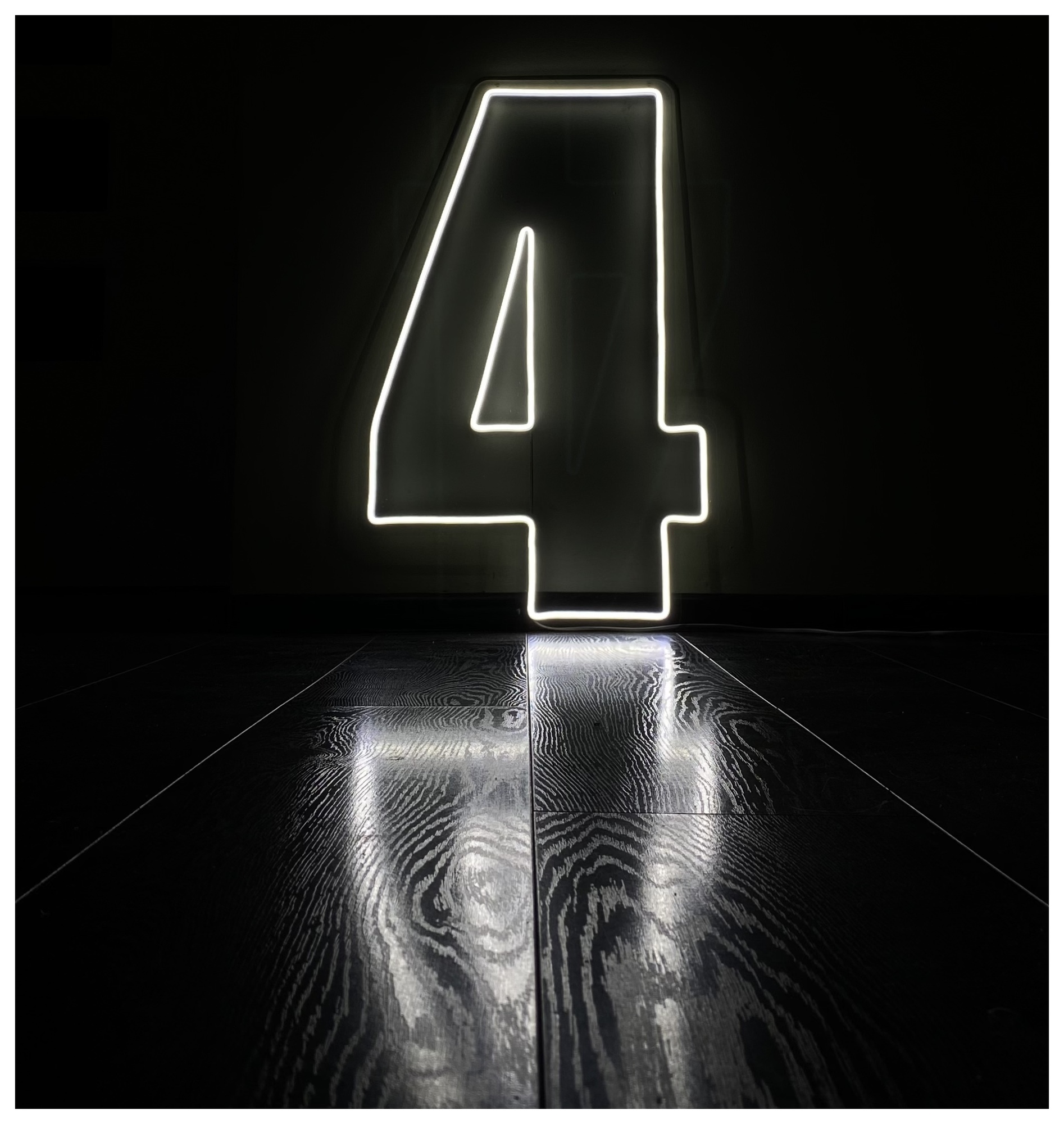 Неоновая цифра "4"