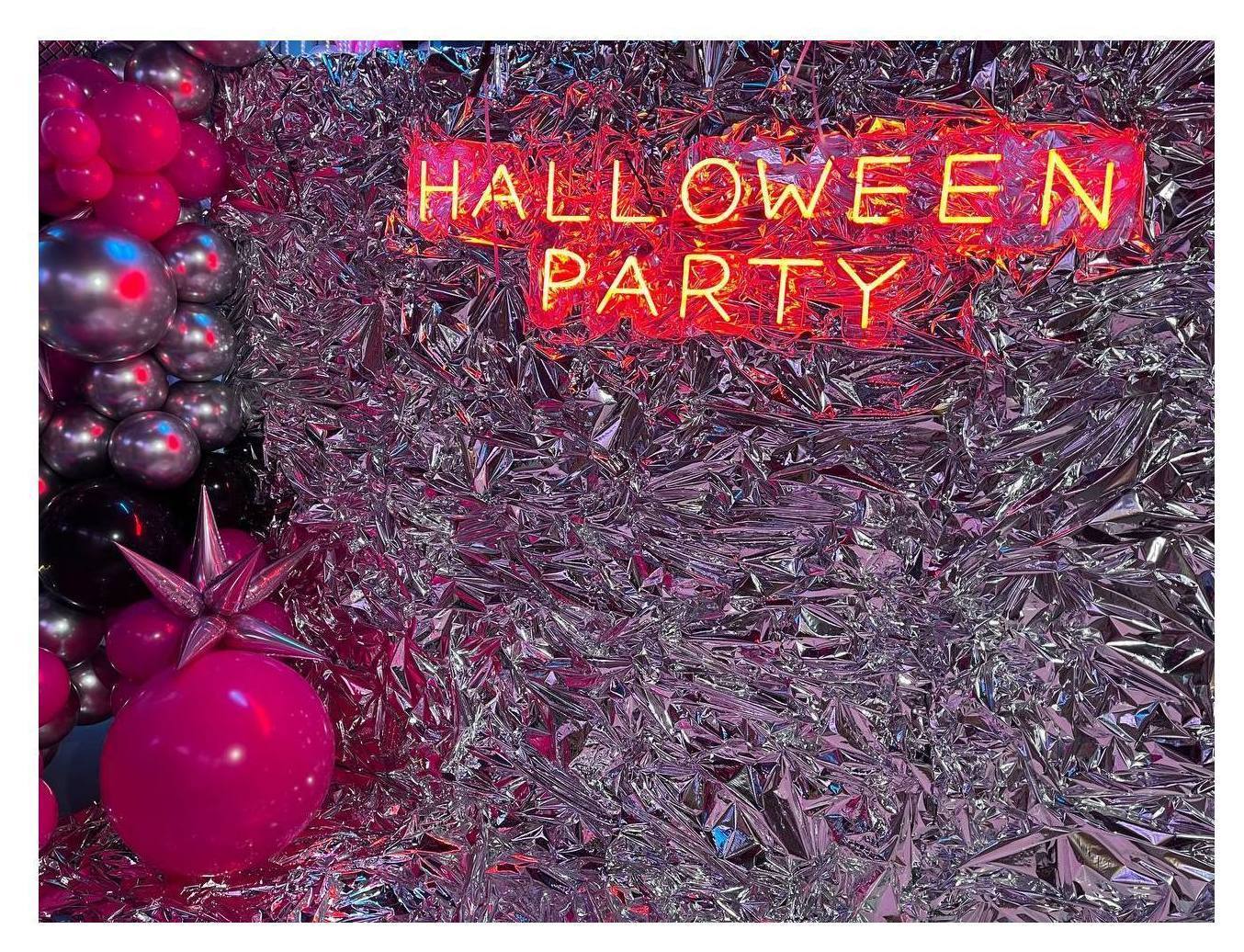 Неоновая вывеска "Halloween party"