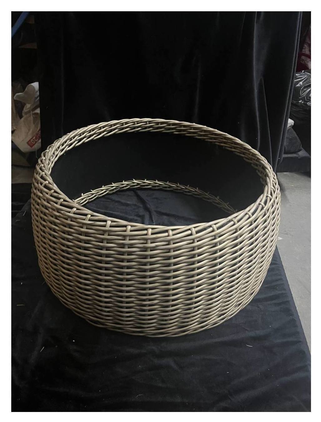 Кашпо напольное из ротанга